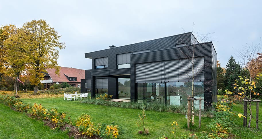 Haus mit Rollladen-Fenstern